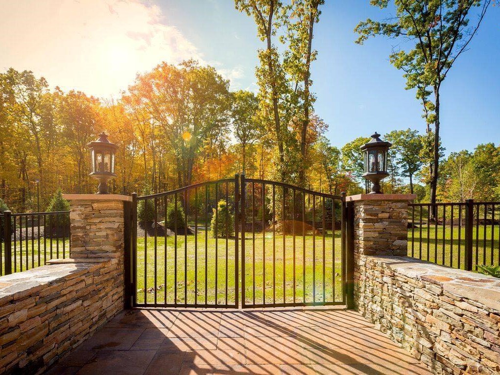 Photo of an aluminum fence