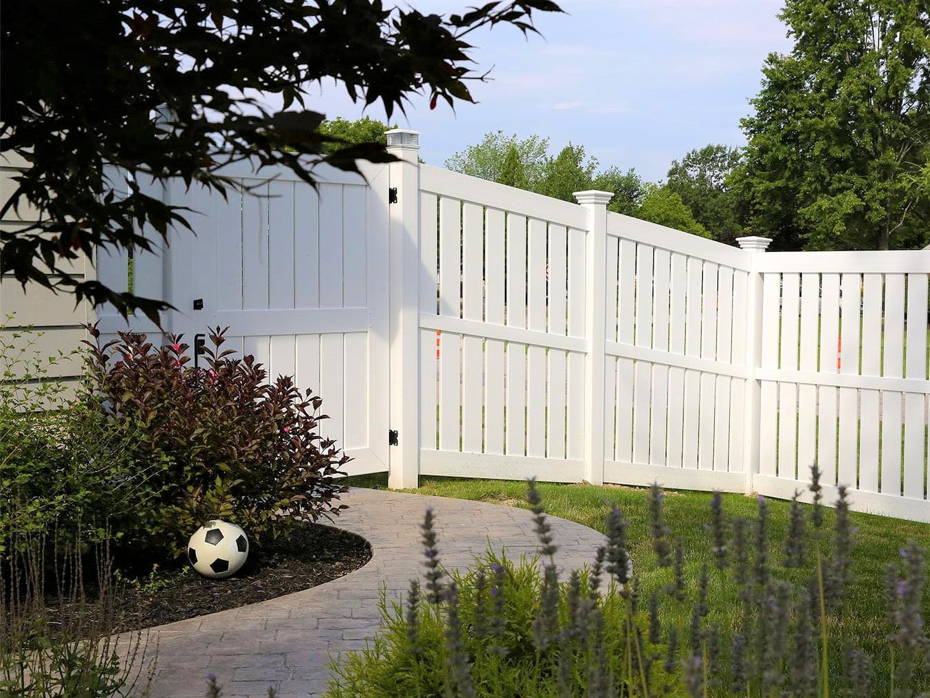 Photo of a white vinyl semiprivate fence